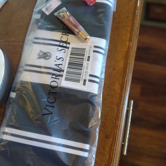 Victoria Secret Stripped Blk &Wht Tote w/Lip Gloss and Lip Oil - Picture 10 of 12